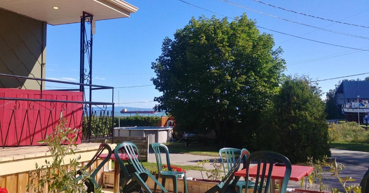Auberge de la rive de Charlevoix - Auberge de jeunesse familiale pour voyageurs de tous âges Saint-Joseph-de-la-Rive Exterior foto